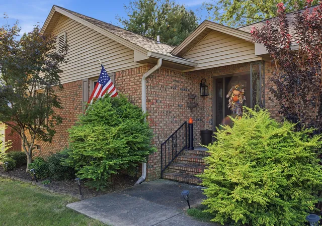 Photo 2 of Sale Pending at 1520 London Dr, Murray, KY 42071 | MLS# 26028721 | Listing updated on 2026-10-27