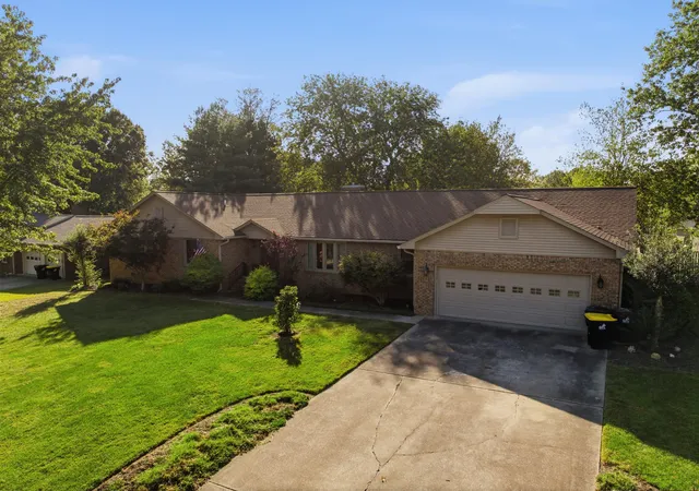 Photo 3 of Sale Pending at 1520 London Dr, Murray, KY 42071 | MLS# 26028721 | Listing updated on 2026-10-27