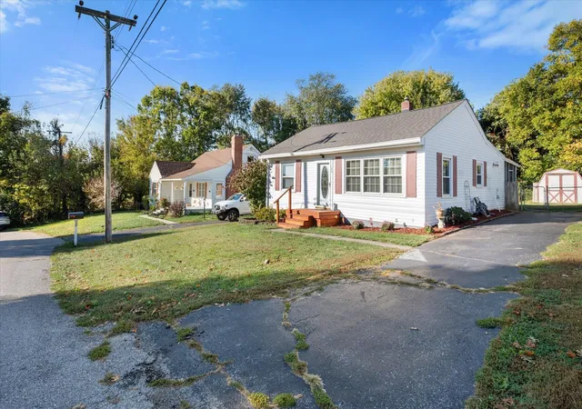 Photo 1 of Sale Pending at 177 Eastview Cir, Shelbyville, KY 40065 | MLS# 26028728 | Listing updated on 2026-10-25