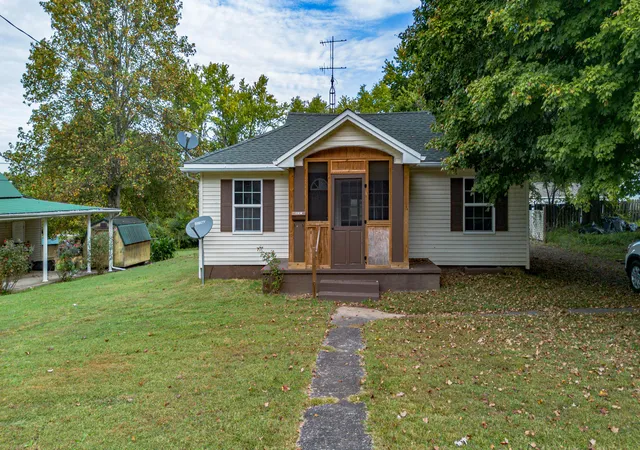 Photo 1 of Single family home for sale at 629 E Depot St, Marion, KY 42064 | MLS# 26028731 | Listing updated on 2026-10-16