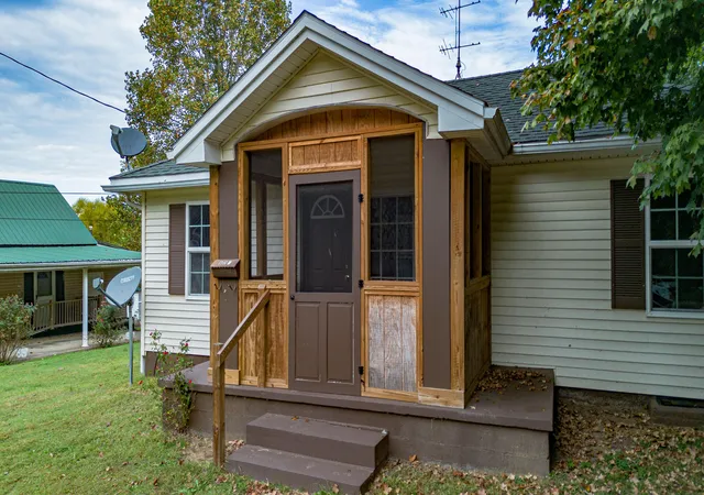 Photo 2 of Single family home for sale at 629 E Depot St, Marion, KY 42064 | MLS# 26028731 | Listing updated on 2026-10-16