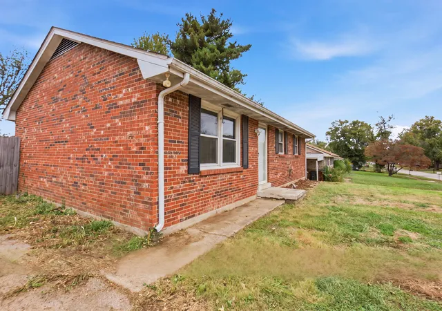 Photo 3 of Sale Pending at 332 Bryanwood St, Versailles, KY 40383 | MLS# 26028788 | Listing updated on 2026-10-21