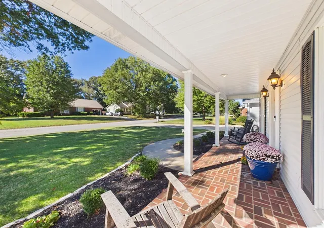 Photo 2 of Sale Pending at 1551 Canterbury Dr, Murray, KY 42071 | MLS# 26028932 | Listing updated on 2026-10-22