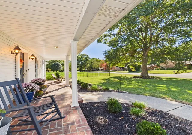 Photo 3 of Sale Pending at 1551 Canterbury Dr, Murray, KY 42071 | MLS# 26028932 | Listing updated on 2026-10-22