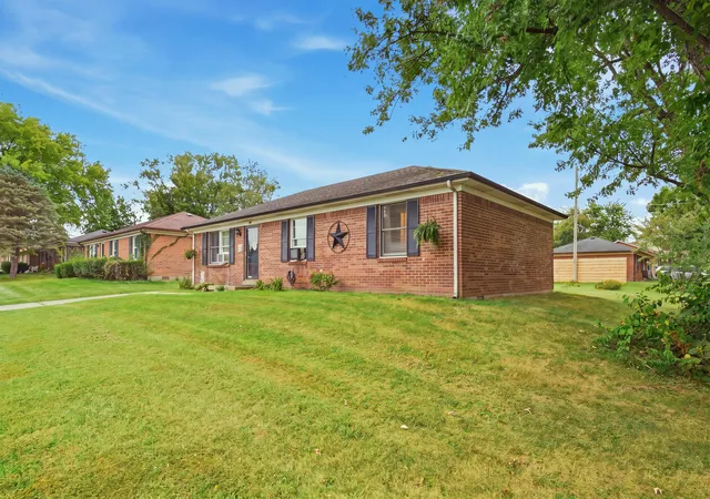 Photo 2 of Single family home for sale at 820 Hickory Hl Dr, Nicholasville, KY 40356 | MLS# 26028848 | Listing updated on 2026-10-20