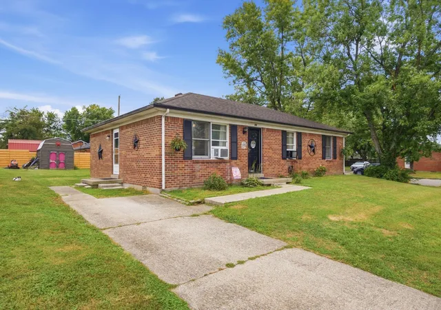 Photo 3 of Single family home for sale at 820 Hickory Hl Dr, Nicholasville, KY 40356 | MLS# 26028848 | Listing updated on 2026-10-20