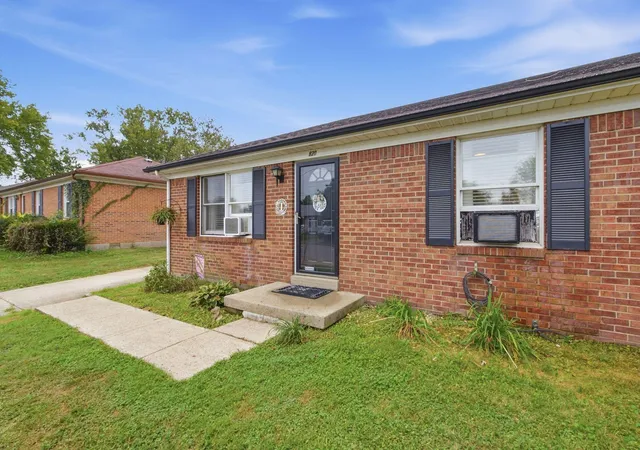 Photo 3 of Single family home for sale at 820 Hickory Hl Dr, Nicholasville, KY 40356 | MLS# 26028848 | Listing updated on 2026-10-20