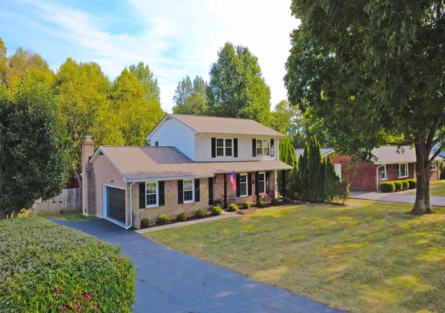 Photo 1 of Single family home for sale at 2827 Huntertown Rd, Versailles, KY 40383 | MLS# 26028853 | Listing updated on 2026-10-19