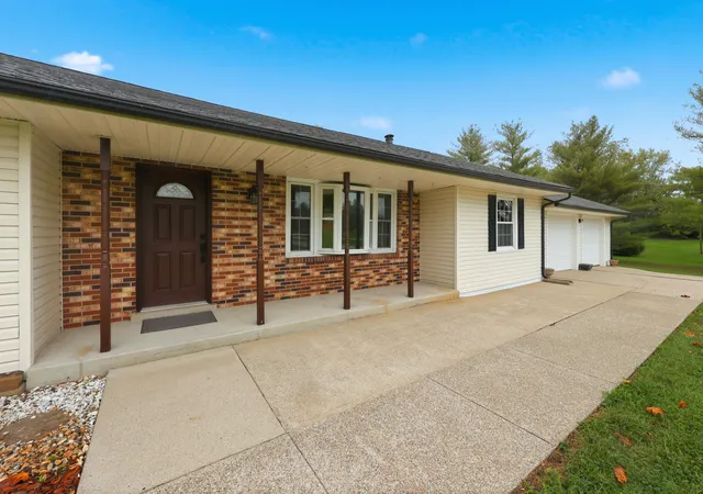 Photo 2 of Single family home for sale at 111 Johnson Dr, Frankfort, KY 40601 | MLS# 26028898 | Listing updated on 2026-10-22