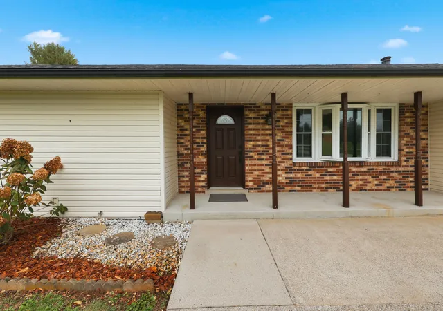 Photo 3 of Single family home for sale at 111 Johnson Dr, Frankfort, KY 40601 | MLS# 26028898 | Listing updated on 2026-10-22