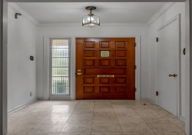 Photo 3 of Single family home for sale at 1167 Lakewood Dr, Lexington, KY 40502 | MLS# 26028870 | Listing updated on 2026-10-19