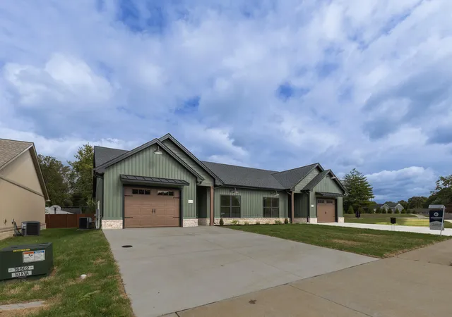 Photo 2 of Townhouse for sale at 914 Violet Ct, Paducah, KY 42001 | MLS# 26028918 | Listing updated on 2026-10-20