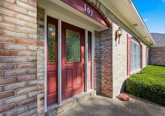 Photo 3 of Sale Pending at 107 Mallard Ct, Nicholasville, KY 40356 | MLS# 26028877 | Listing updated on 2026-10-21
