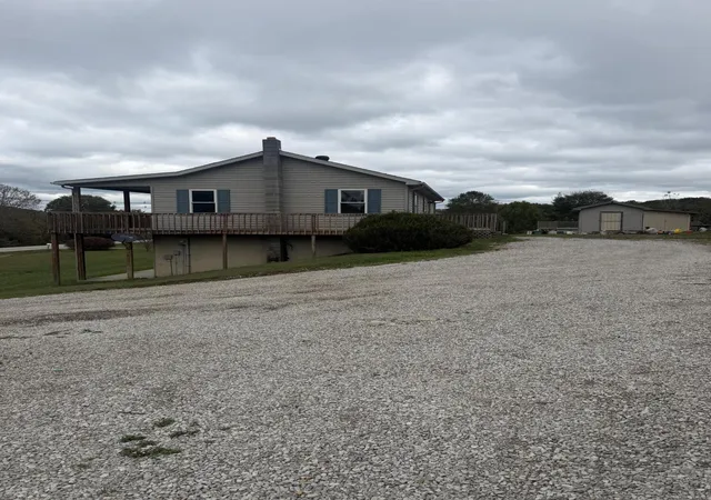 Photo 4 of Single family home for sale at 550 Spout Springs Rd, Irvine, KY 40336 | MLS# 26028885 | Listing updated on 2026-10-19