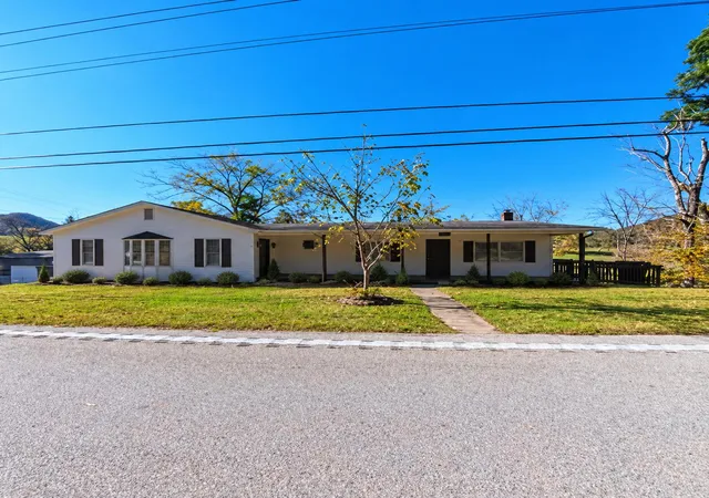 Photo 1 of Single family home for sale at 2190 Mckee Rd, Irvine, KY 40336 | MLS# 26028942 | Listing updated on 2026-10-21