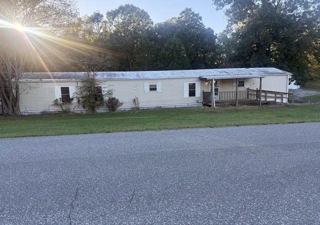 Photo 3 of Single family home for sale at 142 Green Acres Ln, Benton, KY 42025 | MLS# 26028957 | Listing updated on 2026-10-20