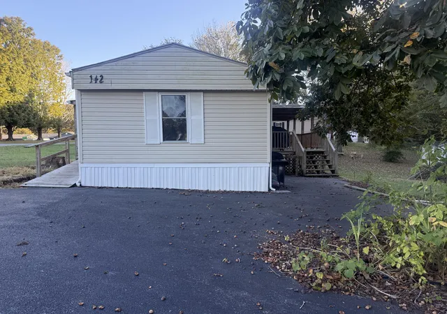 Photo 3 of Single family home for sale at 142 Green Acres Ln, Benton, KY 42025 | MLS# 26028957 | Listing updated on 2026-10-20