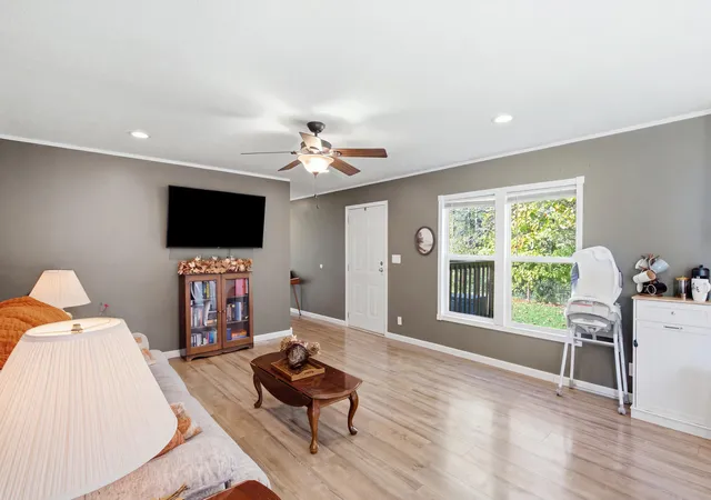 Photo 3 of Single family home for sale at 3081 White Oak Rd, Irvine, KY 40336 | MLS# 26029004 | Listing updated on 2026-10-20