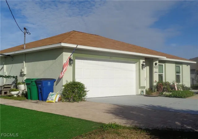 Photo 3 of Single family home for sale at 814 Rocaille Ave, Fort Myers, FL 33913 | MLS# 2025013993 | Listing updated on 2026-09-13