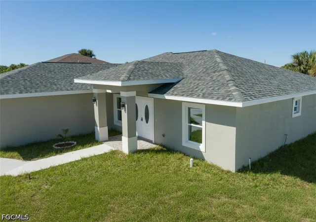 Photo 3 of Single family home for sale at 8038 Sunrise Cir, Labelle, FL 33935 | MLS# 2025014497 | Listing updated on 2026-10-02