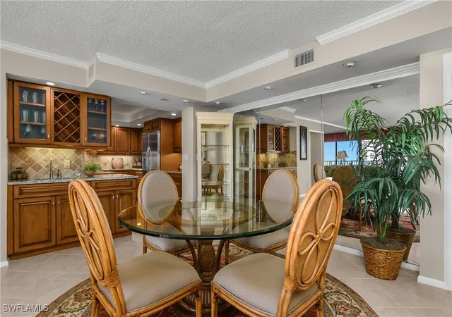 Listing Photo 5 - Condo for sale in building located at 4005 Gulf Shore Blvd N, Naples, FL 34103 - Unit #1405