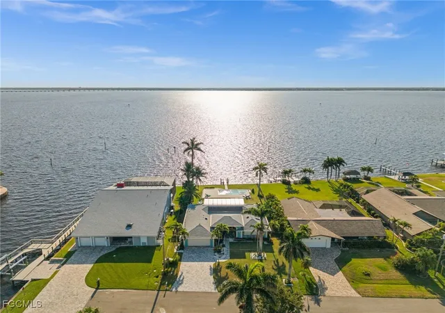 Photo 2 of Single family home for sale at 3305 Se 22nd Pl, Cape Coral, FL 33904 | MLS# 2025019724 | Listing updated on 2026-09-22