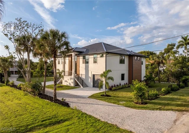 Photo 2 of Single family home for sale at 18190 Pioneer Rd, Fort Myers, FL 33908 | MLS# 2025021725 | Listing updated on 2026-09-13