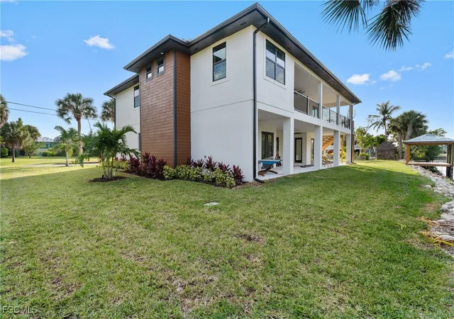 Photo 4 of Single family home for sale at 18190 Pioneer Rd, Fort Myers, FL 33908 | MLS# 2025021725 | Listing updated on 2026-09-13