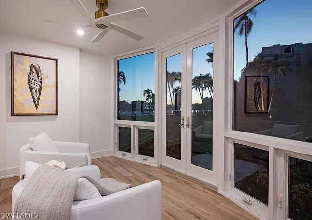 Listing Photo 4 - Condo for sale in building located at 400 Park Shore Dr, Naples, FL 34103 - Unit #102