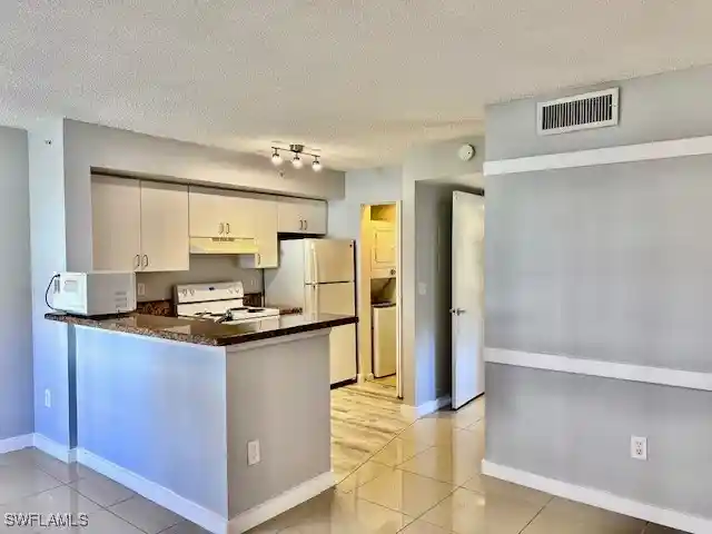 Listing Photo 2 - Condo for sale in 1185 Wildwood Lakes Blvd located at 1185 Wildwood Lakes Blvd, Naples, FL 34104 - Unit #101