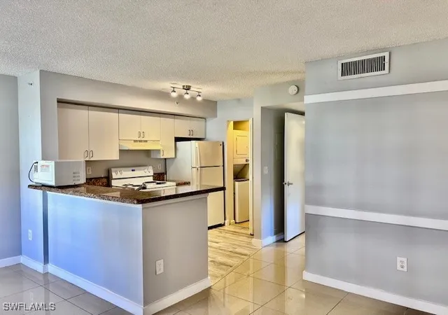 Listing Photo 2 - Condo for sale in building located at 1185 Wildwood Lakes Blvd, Naples, FL 34104 - Unit #101