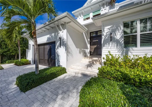 Photo 3 of Sale Pending at 331 Spring Line Dr, Naples, FL 34102 | MLS# 225083271 | Listing updated on 2026-09-14