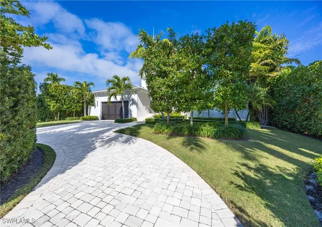 Photo 4 of Sale Pending at 331 Spring Line Dr, Naples, FL 34102 | MLS# 225083271 | Listing updated on 2026-09-14