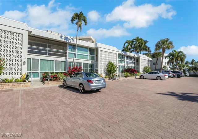 Listing Photo 4 - Condo for sale in building located at 2100 Gulf Shore Blvd N, Naples, FL 34102 - Unit #113