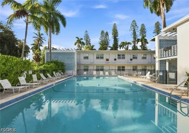 Listing Photo 5 - Condo for sale in building located at 1295 Gulf Shore Blvd S, Naples, FL 34102 - Unit #134