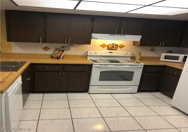 Listing Photo 4 - Condo for sale in building located at 1031 Se 9Th St, Cape Coral, FL 33990 - Unit #4