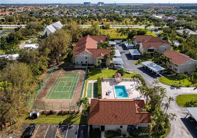 Listing Photo 3 - Condo for sale in building located at 9627 Eaton Gdns Ln, Fort Myers, FL 33919 - Unit #105