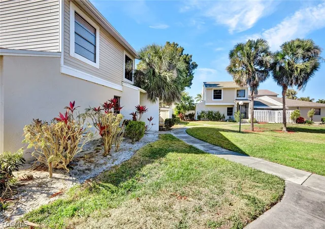 Listing Photo 4 - Condo for sale in building located at 1423 Sw Courtyards Ter, CAPE CORAL, FL 33914 - Unit #70