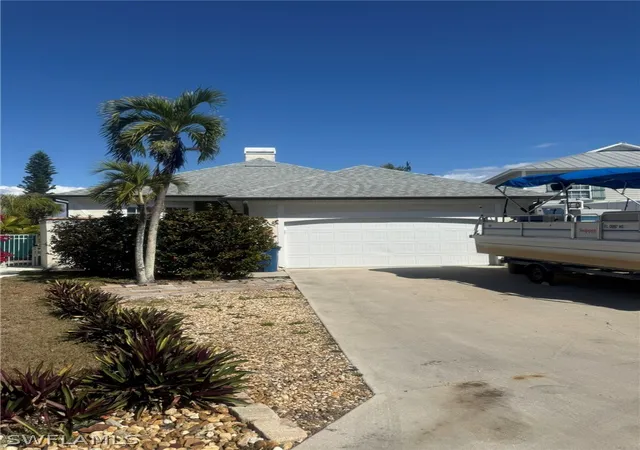 Photo 2 of Single family home for sale at 6062 Waterway Bay Dr, Fort Myers, FL 33908 | MLS# 226008329 | Listing updated on 2026-09-22