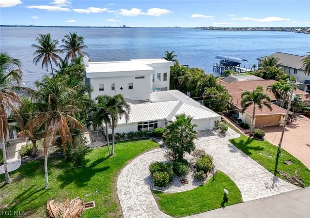 Photo 3 of Sale Pending at 2302 Se 28th Street, Cape Coral, FL 33904 | MLS# 2026011992 | Listing updated on 2026-10-06