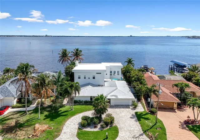Photo 4 of Sale Pending at 2302 SE 28th Street, Cape Coral, FL 33904 | MLS# 2026011992 | Listing updated on 2026-10-06