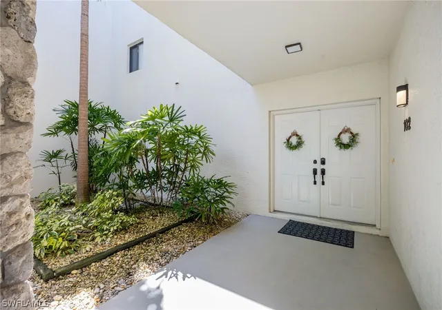 Listing Photo 4 - Condo for sale in building located at 770 Eagle Creek Dr, Naples, FL 34113 - Unit #102