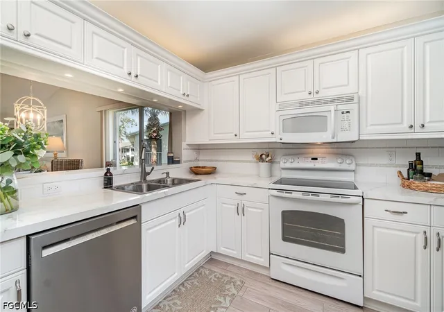 Listing Photo 5 - Condo for sale in building located at 1160 Sarah Jean Cir, Naples, FL 34110 - Unit #D204