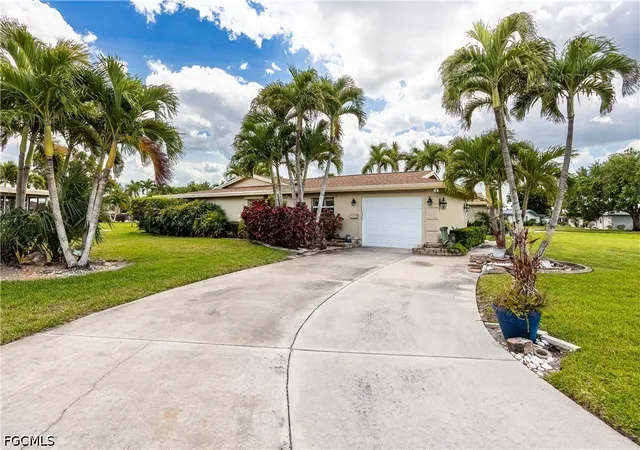 Photo 4 of Townhouse for sale at 1460 Tredegar Dr, Fort Myers, FL 33919 | MLS# 2026016066 | Listing updated on 2026-10-01