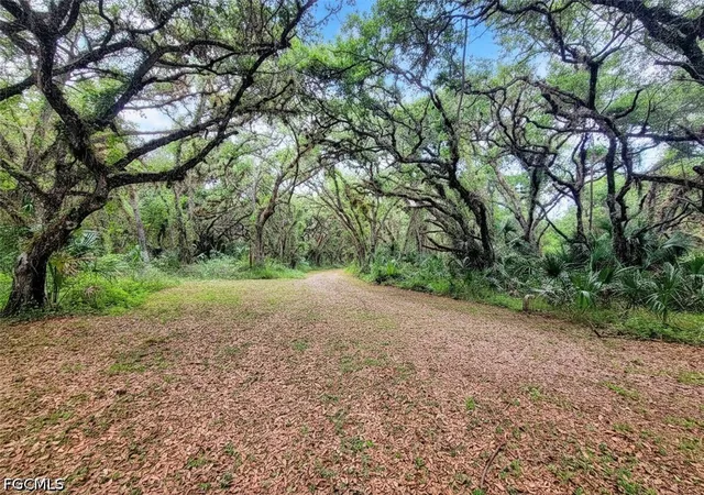 Photo 2 of Sale Pending at 1040 Kirby Thompson Rd, La Belle, FL 33935 | MLS# 2026018467 | Listing updated on 2026-09-07