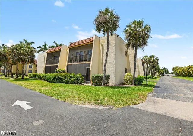 Photo 3 of Condo for sale at 12501 Mcgregor Blvd #10, Fort Myers, FL 33919 | MLS# 2026018610 | Listing updated on 2026-10-01