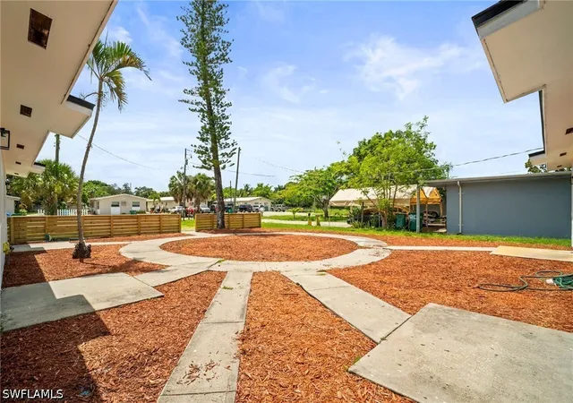 Listing Photo 4 - Condo for sale in building located at 2316 Bayside St, Naples, FL 34112