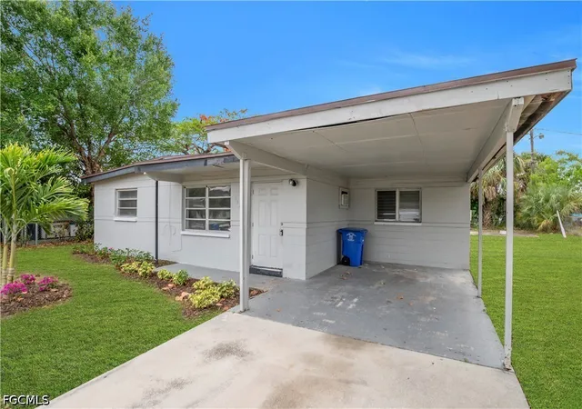 Photo 4 of Single family home for sale at 1527 Gardenia Ave, Fort Myers, FL 33916 | MLS# 2026020686 | Listing updated on 2026-10-22
