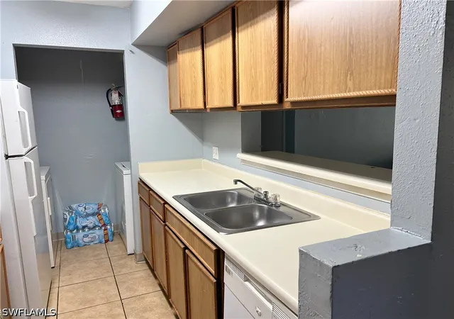 Listing Photo 3 - Condo for sale in building located at 2875 Winkler Ave, Fort Myers, FL 33916 - Unit #517