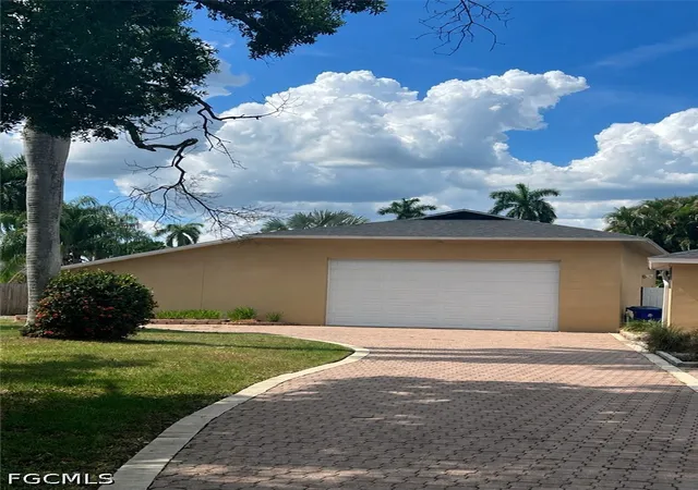 Photo 3 of Sale Pending at 1357 Osceola Dr, Fort Myers, FL 33901 | MLS# 2026022632 | Listing updated on 2026-09-24
